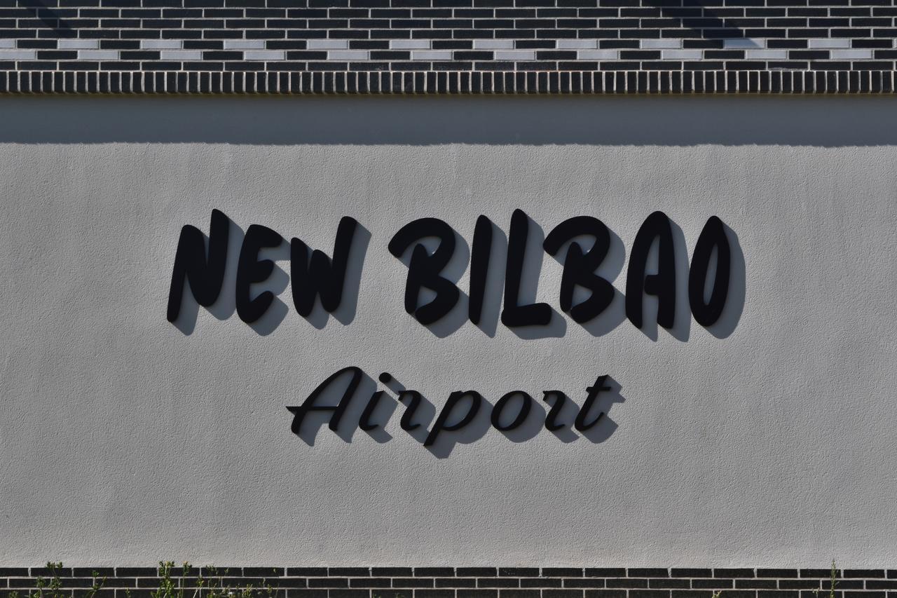 Hotel New Bilbao Airport Дерио Экстерьер фото